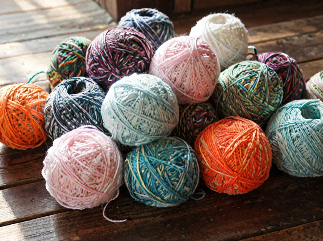 Pelotes de laine de différentes couleurs